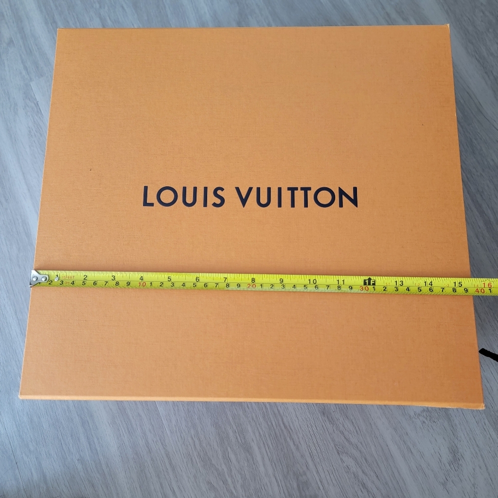 Authentic Large Louis Vuitton box pull - Picture 3 of 7